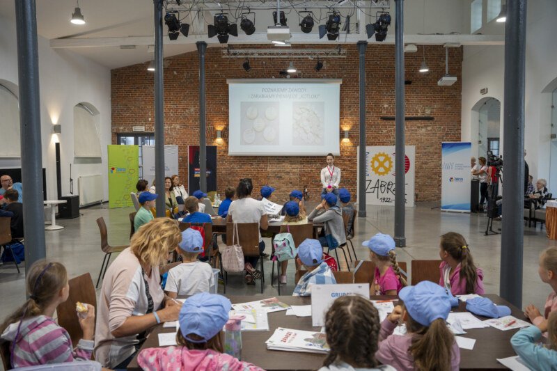 Lato w Zabrzu - inauguracja drugiego turnusu. Zdjęcie pomieszczenia z uczestnikami.